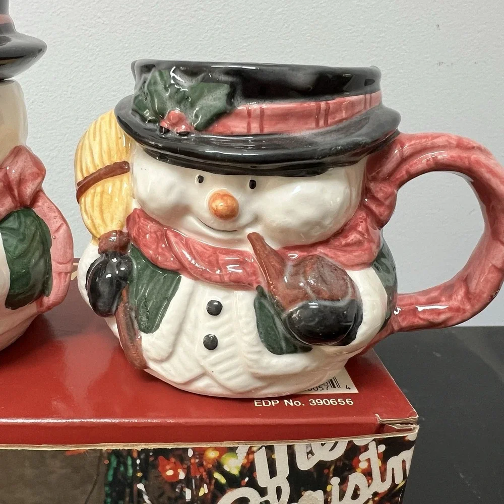 Vintage Ceramic Christmas Sugar & Creamer Set.‎